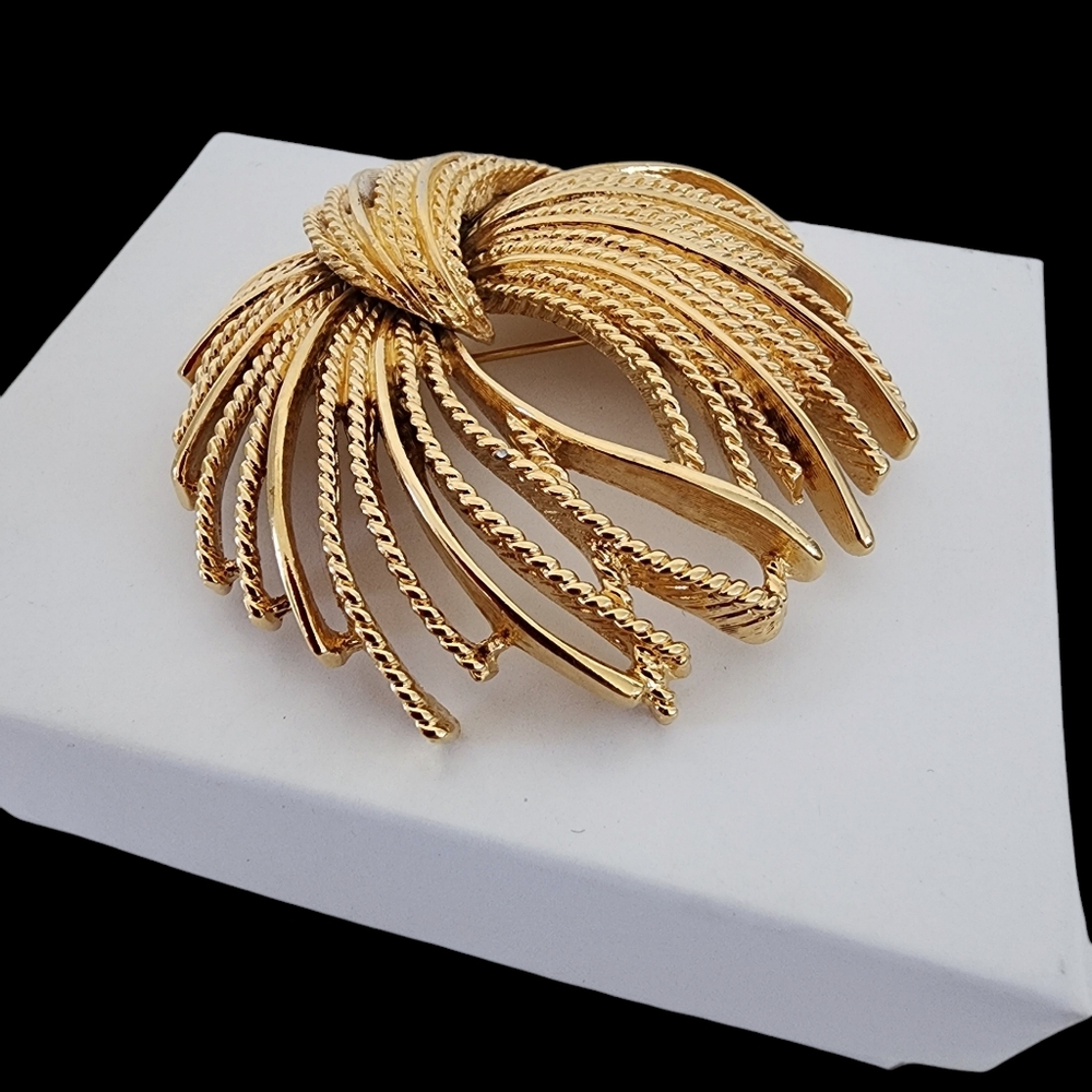 Monet vintage brooch vintage pin retro gold tone signed   A0210